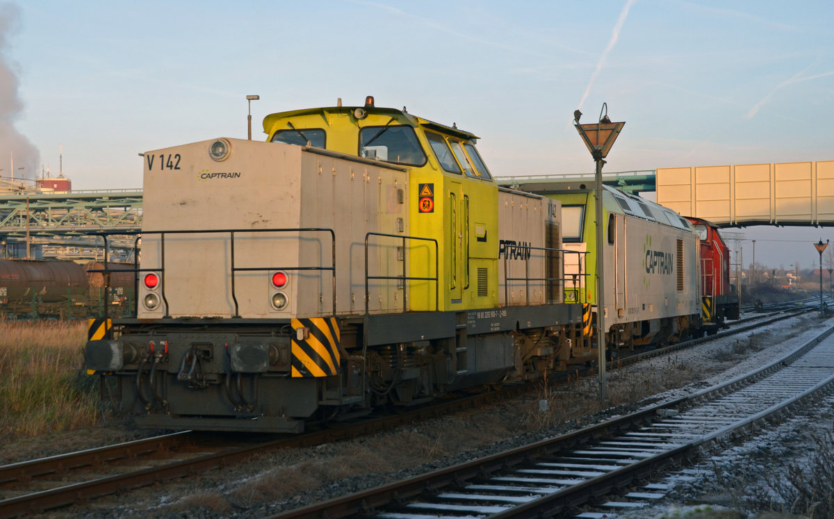 293 900 der RBB hing am 04.12.16 an dem von 106 004 geführten Lokzuges. Fotografiert beim verlassen des Standortes der RBB.