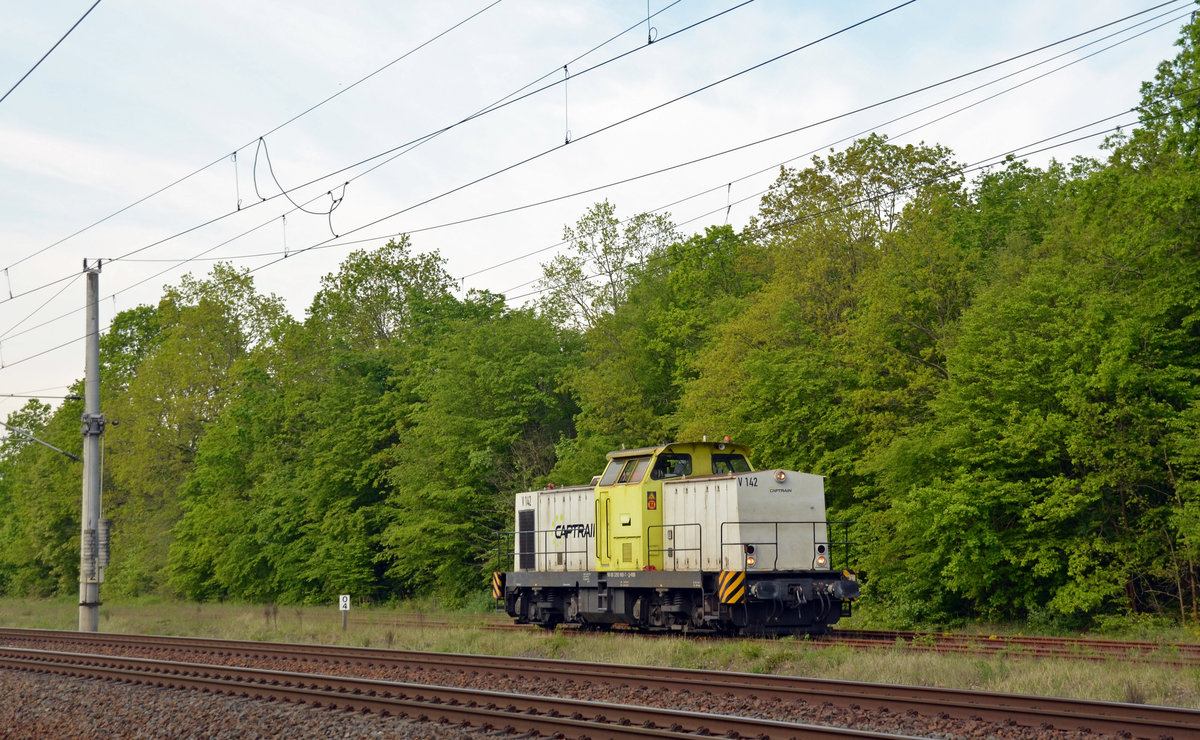 293 900 der RBB war am 10.05.20 auf dem Weg von Bitterfeld nach Zschornewitz zur Bedienung des dortigen Kunden Imerys Fused Minerals. Hier ist sie in Burgkemnitz bereits von der Hauptstrecke auf die Nebenbahn gewechselt.