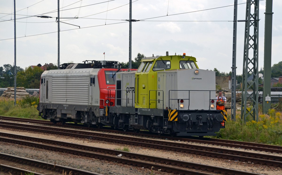 293 901 holte am 17.08.14 E 37 520 von der Parkposition und schleppte das Fretchen anschließend in den Bitterfelder Chemiepark. Fotografiert vom Bahnsteig. 