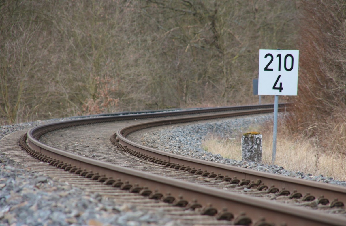 29.3.2015 Heringsdorf. Alter Nummernstein in km 210.4 der Strecke Berlin-Stettiner Bf - Ducherow - Karnin -Wolgast.
