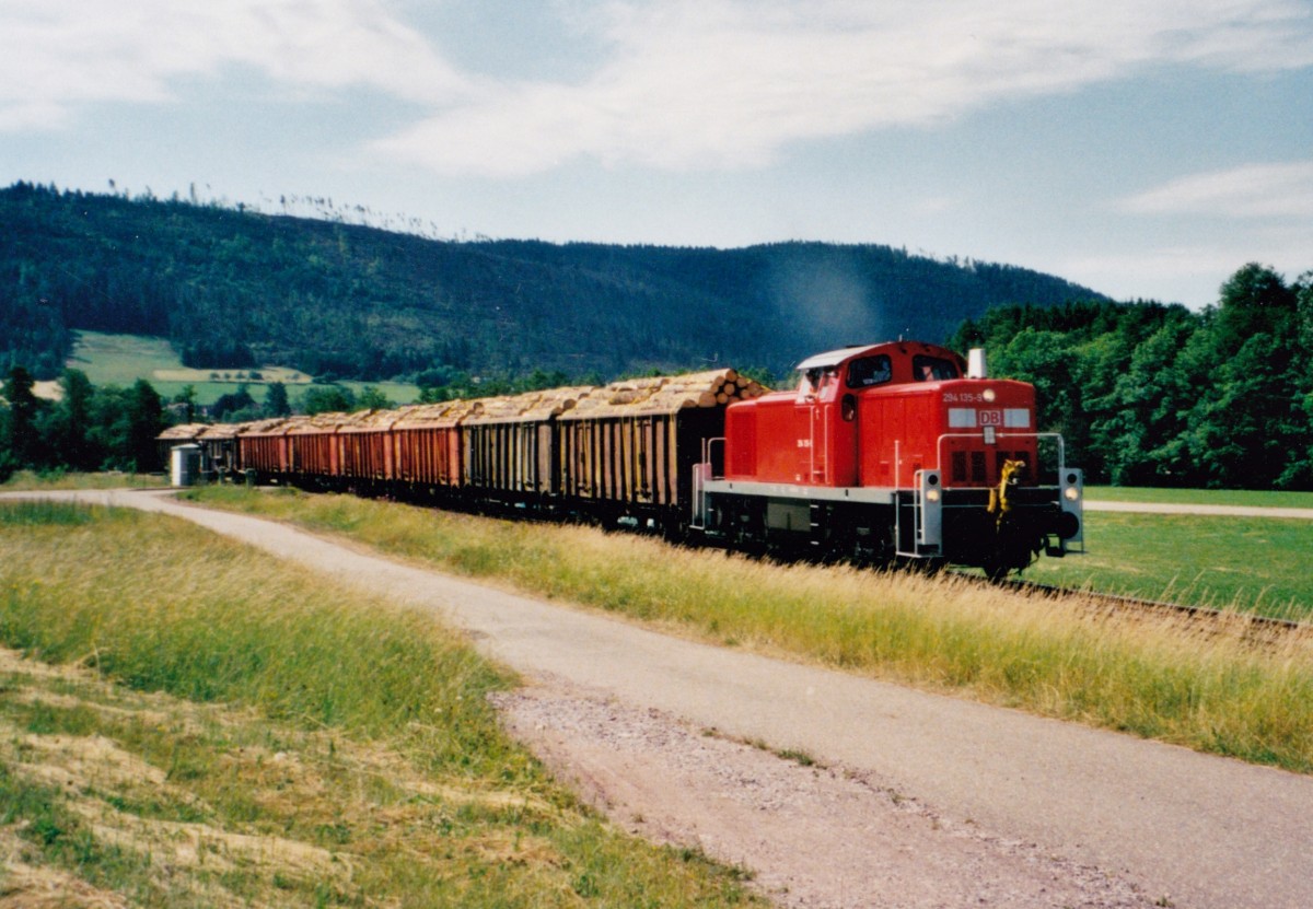 294 135 mit Gterzug Richtung Rastatt im Juli 2000 zwischen Klosterreichenbach und Rt am heutigen Haltepunkt Heselbach