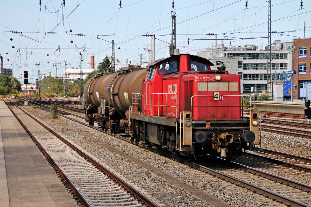 294 575-6  Lok 4  fuhr am 25.08.2015 erneut durch München Heimeranplatz mit ihren zwei Kesselwagen in Richtung Ostbahnhof.