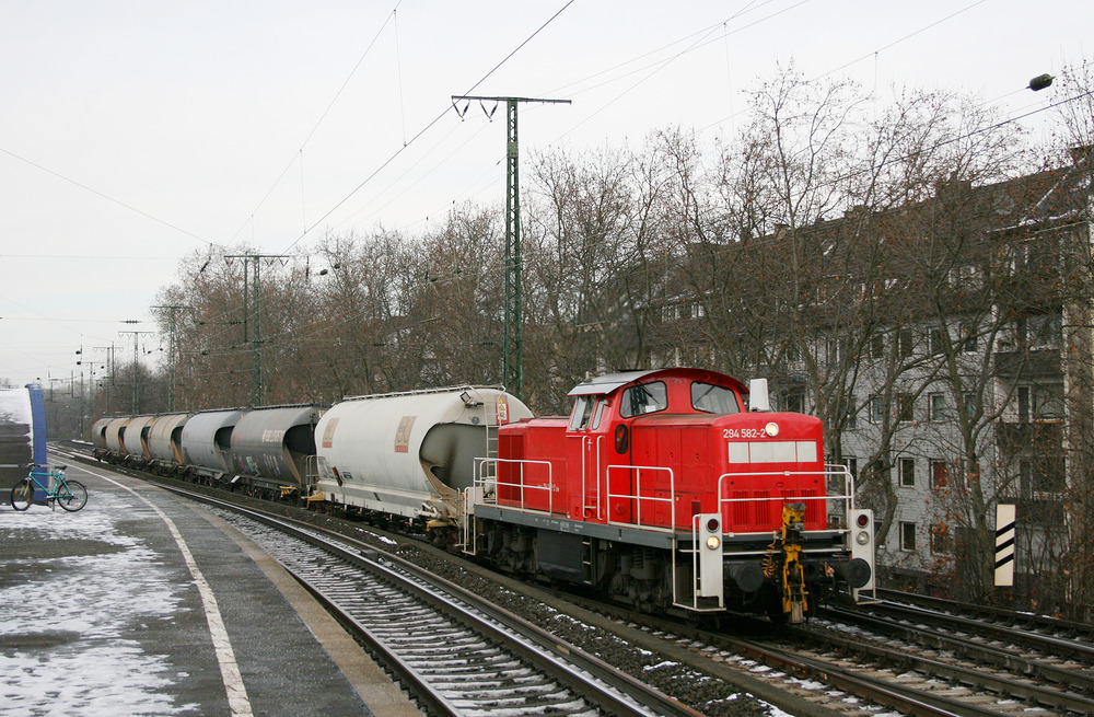 294 582 mit der Übergabe aus Bergheim-Niederaußem, aufgenommen am 6. Dezember 2010.
Das Fahrrad am Bildrand gehört mir ;-) !