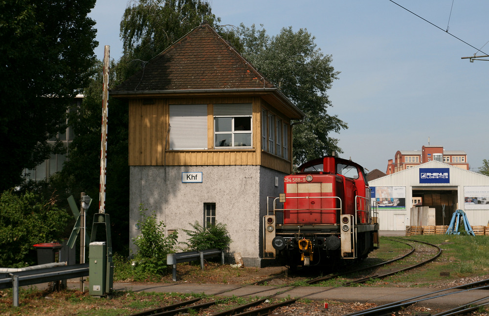 294 588 pausiert am 9. Juli 2013 am Stellwerk Khf im Karlsruher Hafen.