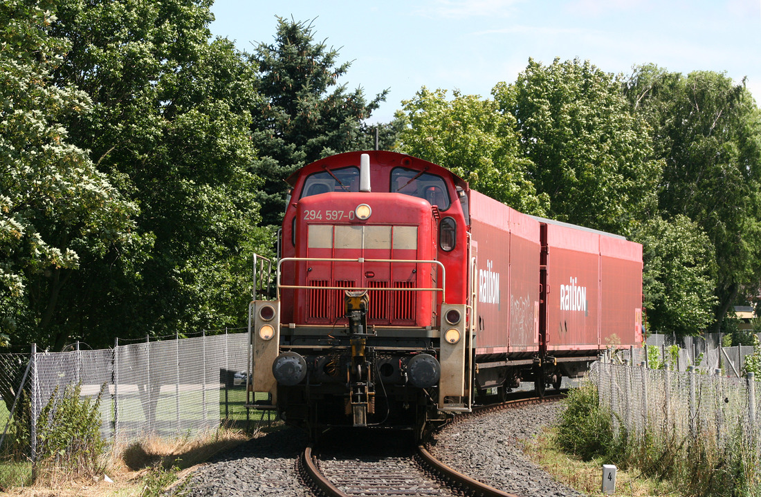 294 597 kommt mit zwei Wagen vom Anschließer Faurecia im Peiner Osten.
Aufnahmedatum: 19. Juli 2012