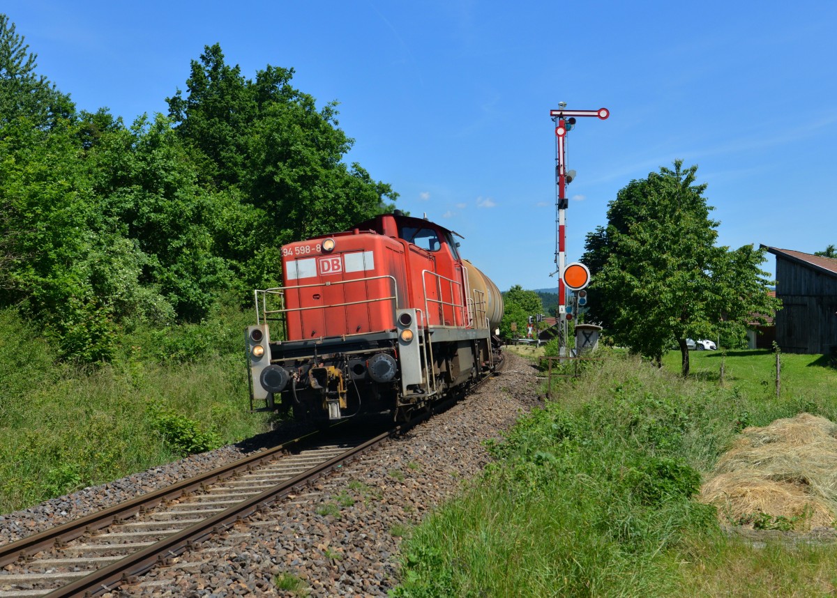 294 598 mit einem Kesselwagen am 07.06.2014 bei Kothmaißling.