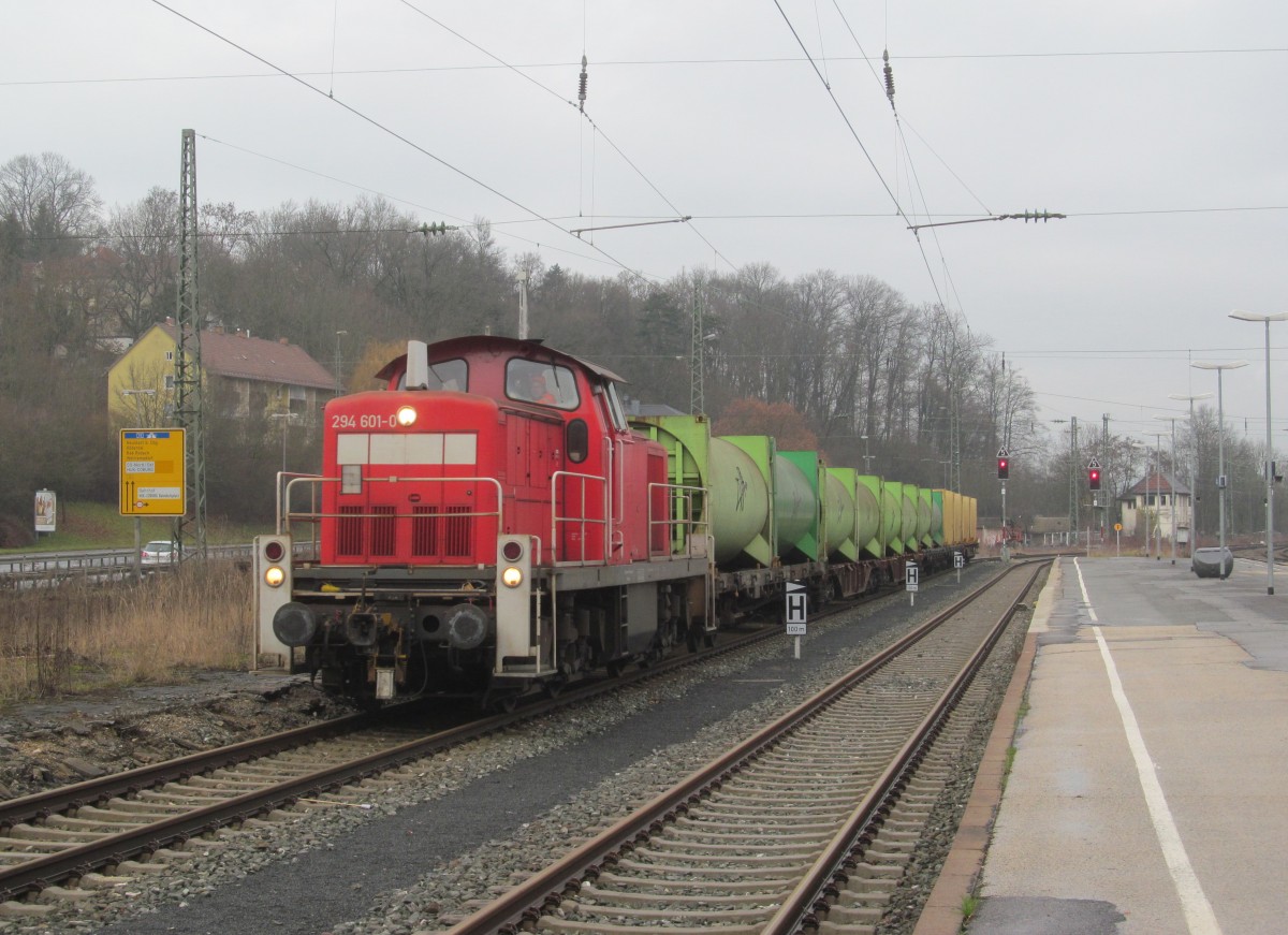 294 601-0 steht am 02. Januar 2014 mit der Übergabe von Coburg nach Lichtenfels im Bahnhof Coburg.