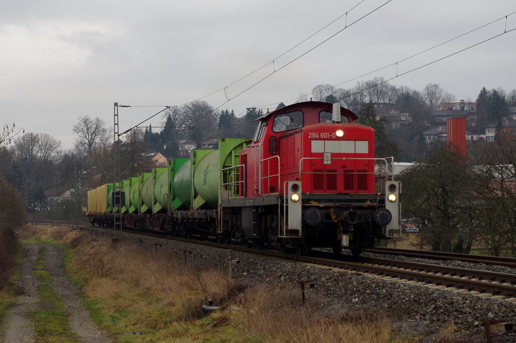 294 601 mit der Übergabe aus Coburg nach Lichtenfels am 02.01.2014 in Creidlitz. 