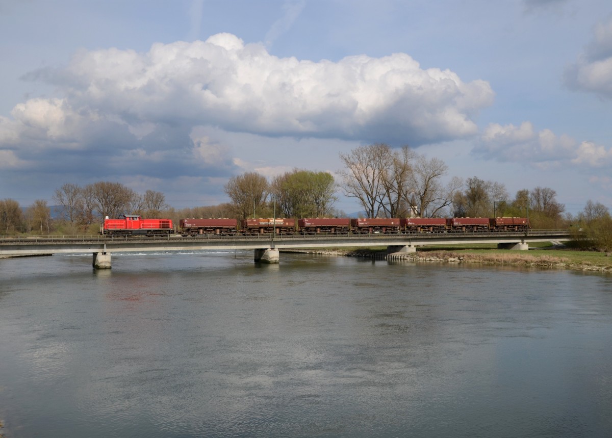 294 626 mit einem Güterzug am 26.03.2014 auf der Isarbrücke bei Plattling.