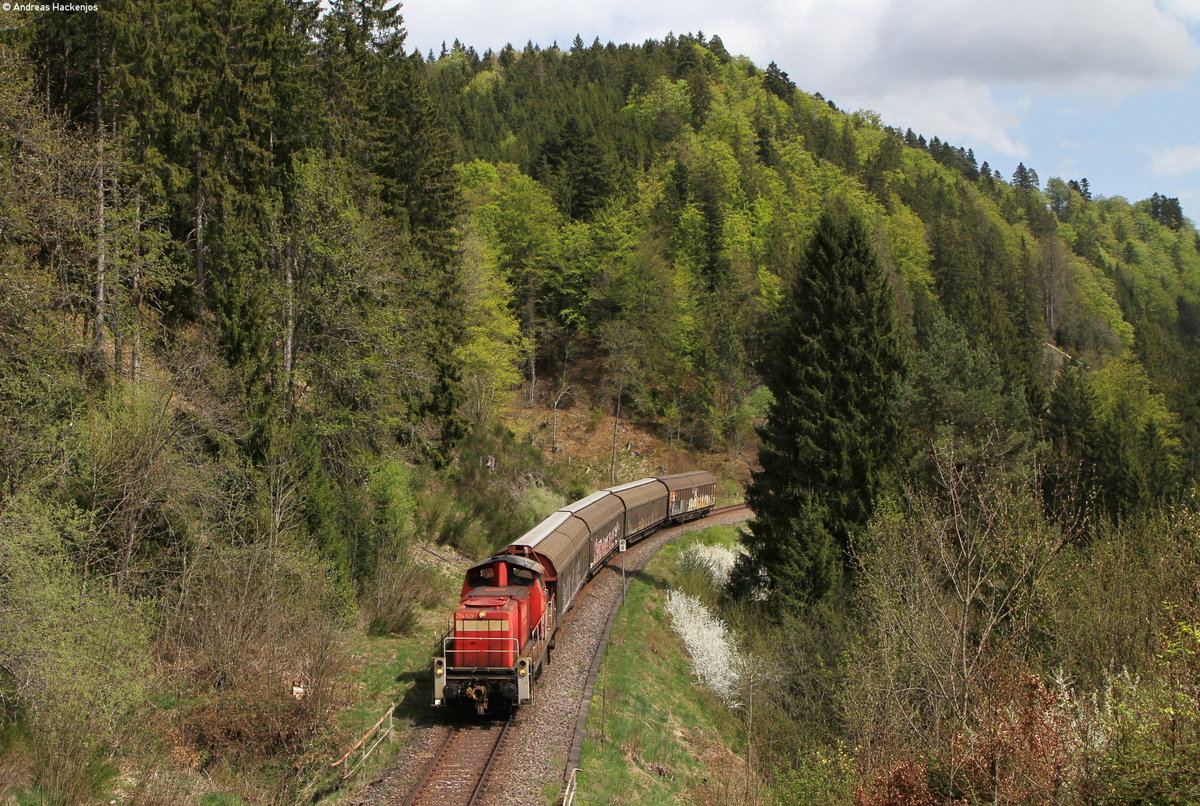 294 629-1 mit dem EK 55837 (Villingen(Schwarzw)-Neustadt(Schwarzw)) bei Rötenbach 25.4.18
