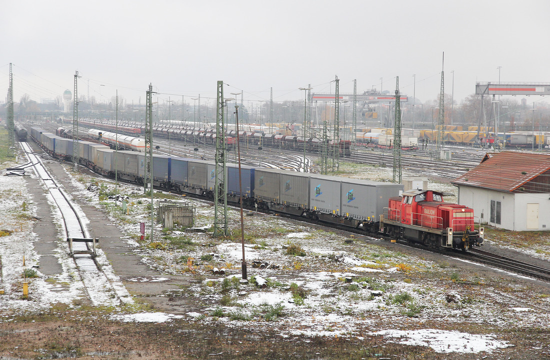 294 629 bringt einen KLV-Zug vom Rangierbahnhof Karlsruhe zum, im Hintergrund sichtbaren, Umschlagsterminal.
Aufnahmedatum: 1. Dezember 2017