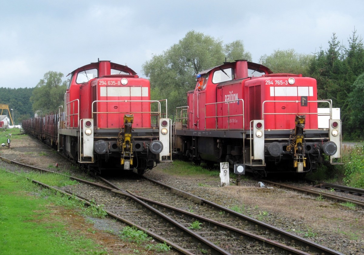 294 635-8 und 294 765-3 stehen am 16. August 2014 mit ihren Übergabezügen im Bahnhof Schlüsselfeld.