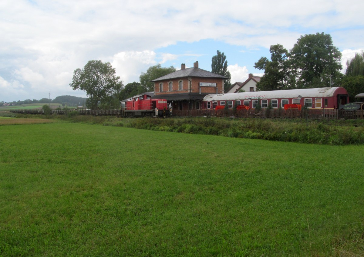 294 635-8 mit Übergabe Schlüsselfeld - Bamberg am 16. August 2014 im Bahnhof Steppach-Pommersfelden.