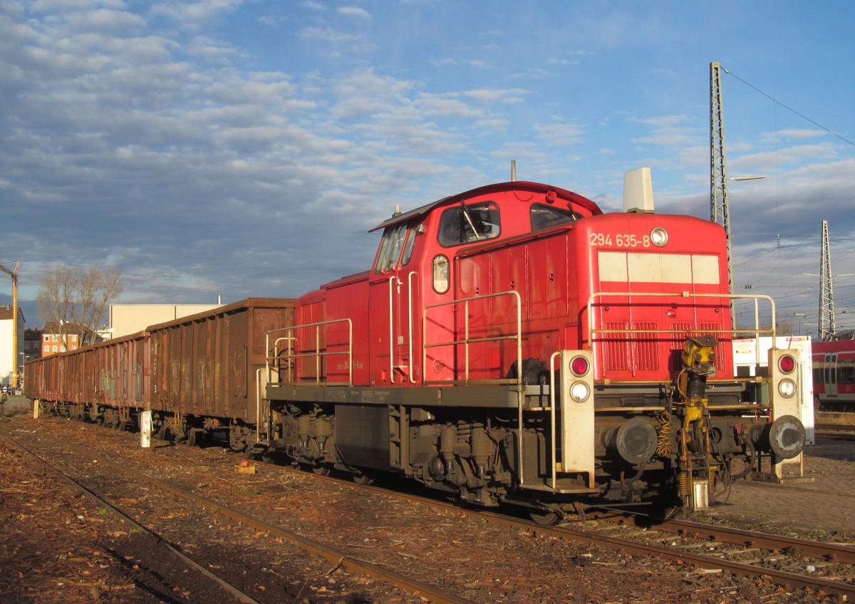 294 635-8 steht am 28. Dezember 2013 mit vier Eanos im Bamberger Ladehof.