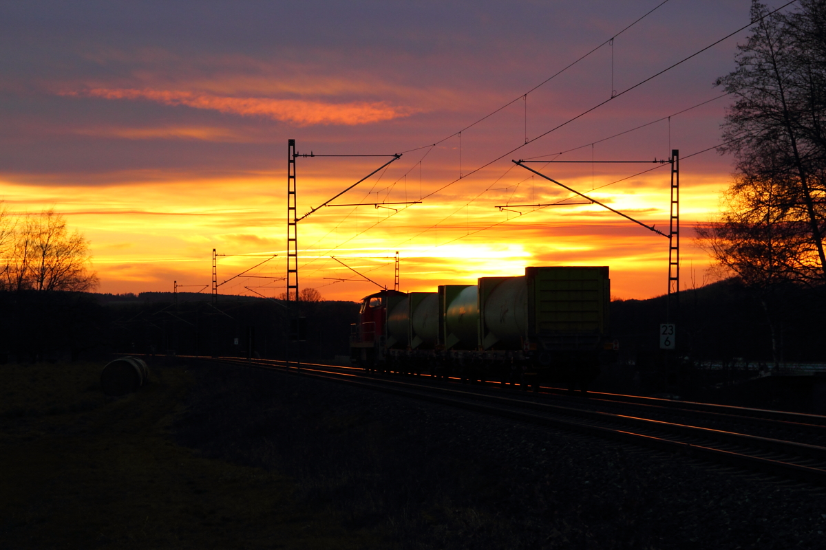 294 648-1 DB Schenker fährt mit einer kurzen Übergabe in den Sonnenuntergang bei Bad Staffelstein am 22.12.2015.