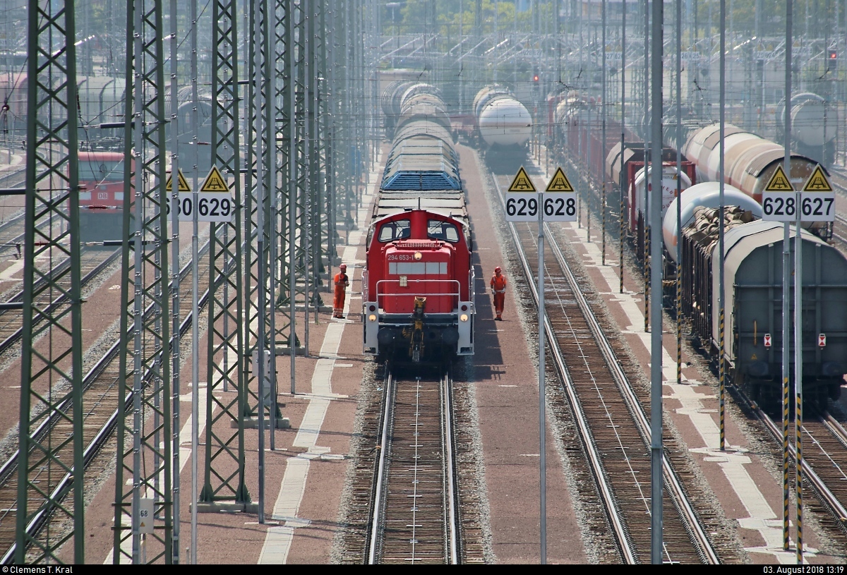 294 653-1 (DB V 90) DB steht mit einigen Güterwagen in der neuen Zugbildungsanlage (ZBA) Halle (Saale) auf Gleis 629.
Aufgenommen von der Berliner Brücke.
[3.8.2018 | 13:19 Uhr]