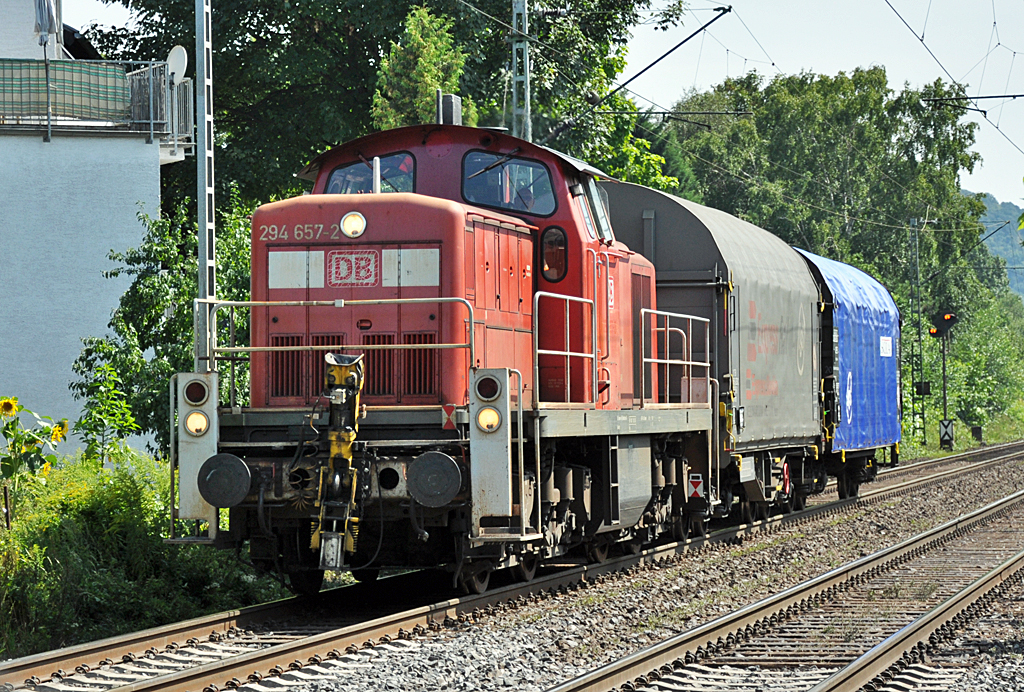 294 657-2 mit 2 Gterwagen durch Bonn-Beuel - 21.08.2013