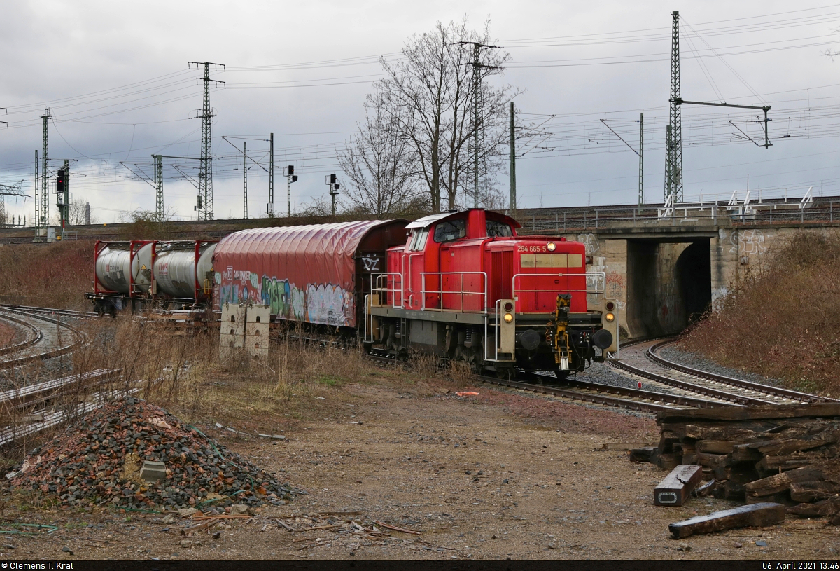 294 665-5 drückt die Übergabe vom alten RAW-Gelände hinauf zu den Gütergleisen in Halle (Saale), um mit ihr zurück zur unweit entfernten Zugbildungsanlage (ZBA) zu fahren. Zuvor kam der kurze Zug aus dem Tunnel (rechts) vom Anschluss des ABB Trafowerkes.
Aufgenommen von der öffentlich erreichbaren Karl-von-Thielen-Straße.

🧰 DB Cargo
🕓 6.4.2021 | 13:46 Uhr
