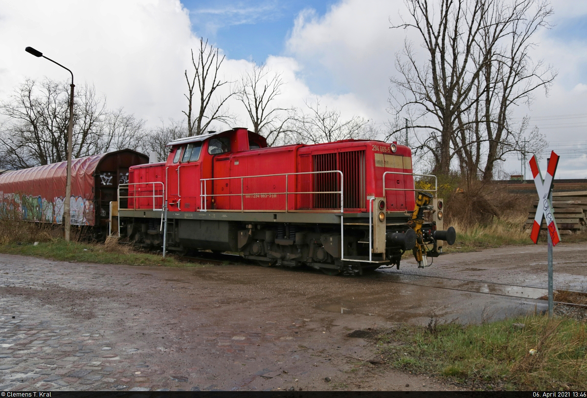 294 665-5 setzt mit ihrer Übergabe zu einem unbeschrankten Bahnübergang (Bü) auf dem Gebiet des alten Reichsbahnausbesserungswerkes (RAW) in Halle (Saale) vor, um diese gleich die Steigung hinauf zu den Gütergleisen zu schieben.
Das Gelände, im Eigentum des Bundeseisenbahnvermögens, ist nicht als Bahngelände ausgewiesen und öffentlich erreichbar.

🧰 DB Cargo
🕓 6.4.2021 | 13:46 Uhr
