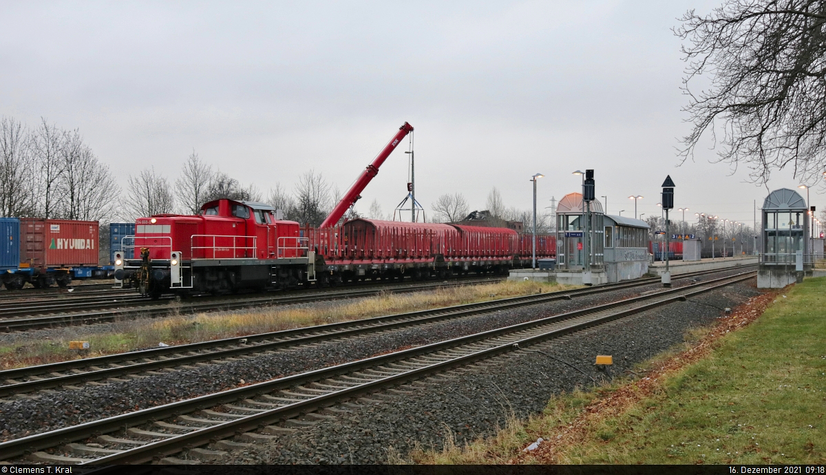 Ein Zug mit Panzern der USArmy verläßt gerade den Bahnhof Pressath