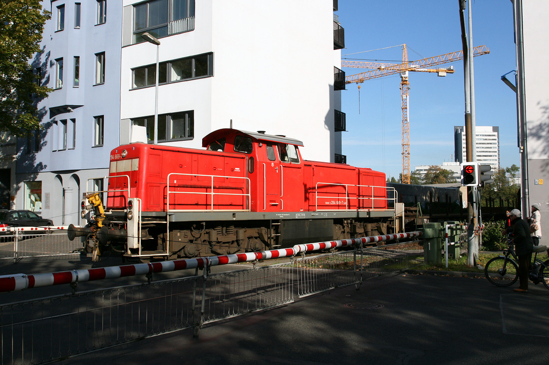294 669 wurde am 10. Oktober 2012 in Düsseldorf am Bahnübergang Bruchstraße fotografiert.