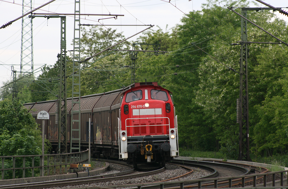 294 670 erreicht mit der (damaligen) Übergabe aus Euskirchen den Rangierbahnhof Gremberg.
Mittlerweile wird Euskirchen von DB Cargo nicht mehr bedient, sondern nur noch Derkum.
Aufnahmedatum: 18. Mai 2012