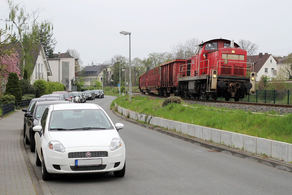 294 671 wurde mit einer Übergabe zwischen den Stationen Paderborn Kasseler Tor und Paderborn Nord fotografiert.
Aufnahmedatum: 10. April 2014