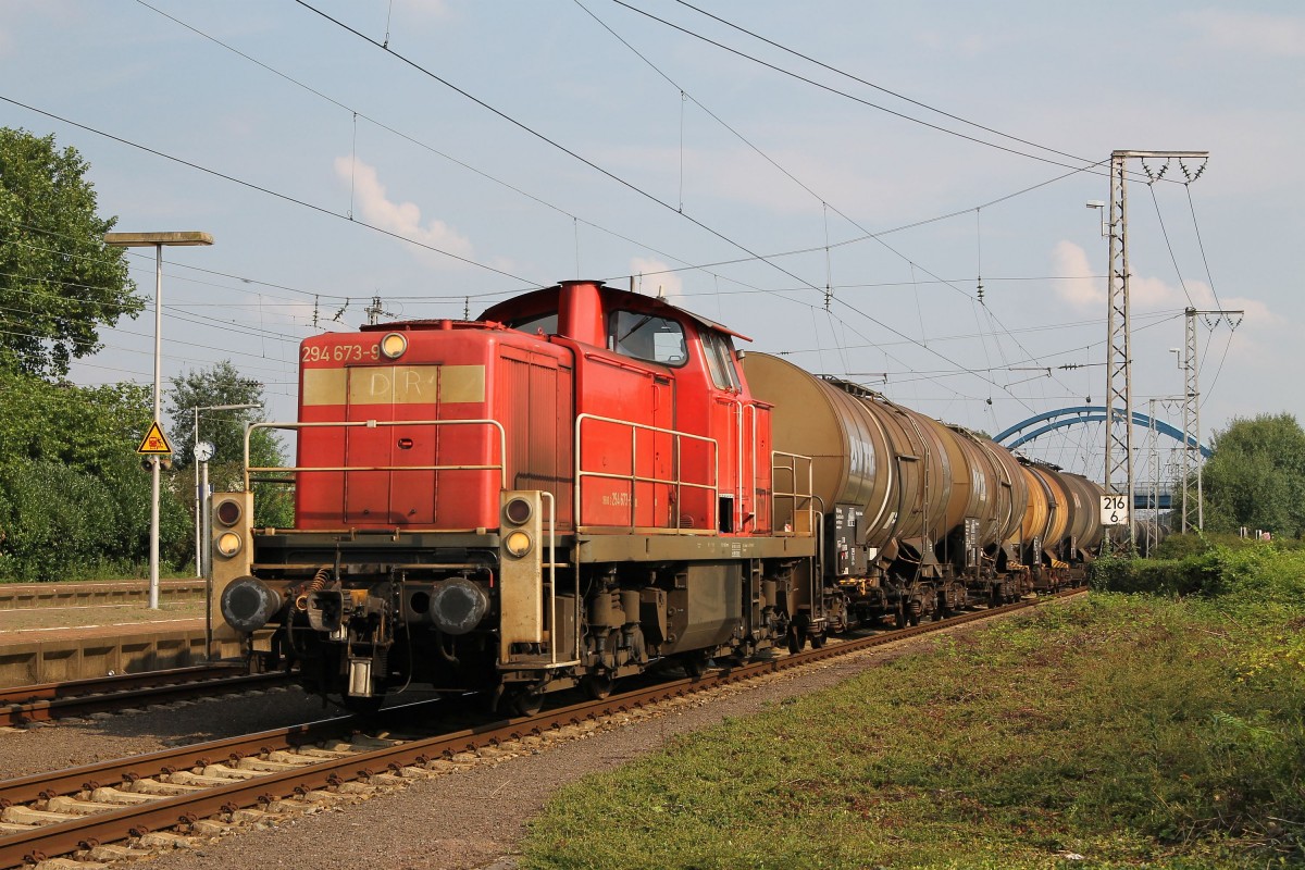 294 673-9 (DB 290 173-0, Baujahr: 1968) mit einem Ölzug aus Salzbergen Industrie auf Bahnhof Salzbergen am 1-8-2014.
