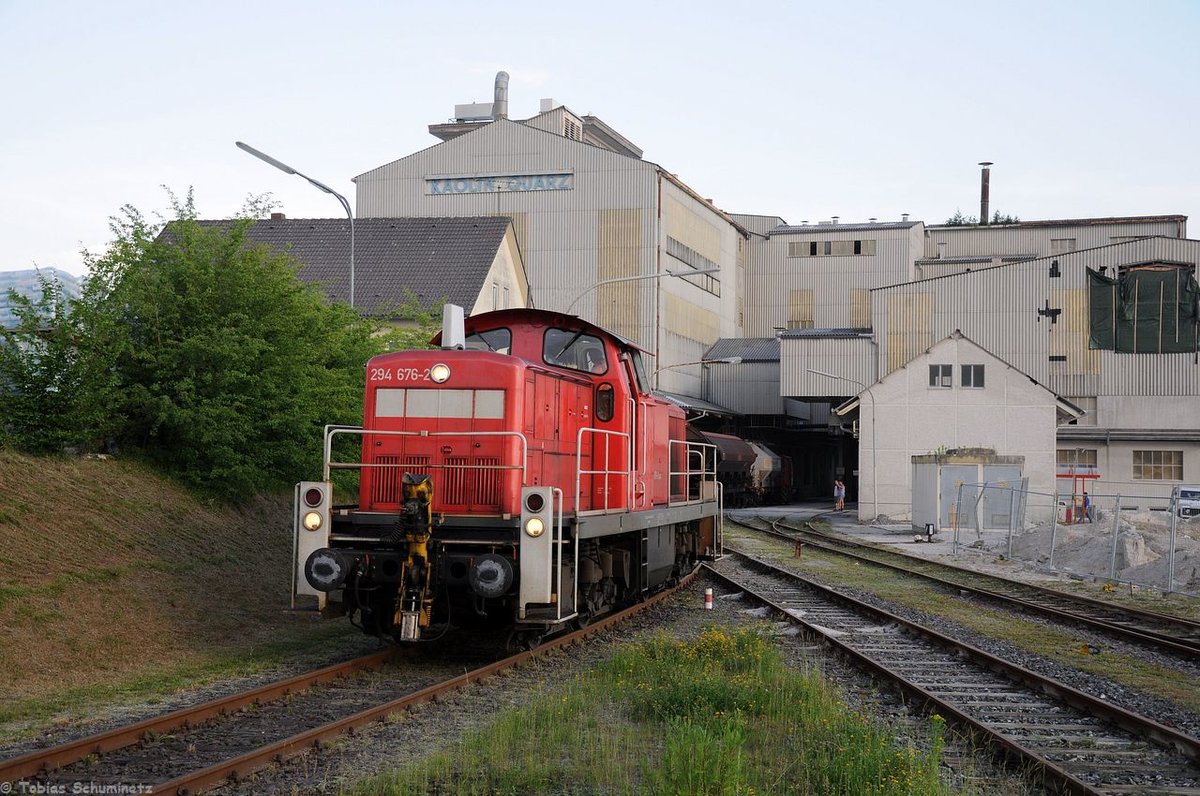 294 676 (98 80 3294 676-2 D-DB) Bedienfahrt AKW-KICK Werk Schnaittenbach am 18.06.2013 in Schnaittenbach. Ende Juli 2016 wird der Gleisanschluss ausser Betrieb gehen, da das Werk abgebaut wird um die darunter liegenden Kaolinvorkommen zu erschließen. (Strecke Amberg - Schnaittenbach)
