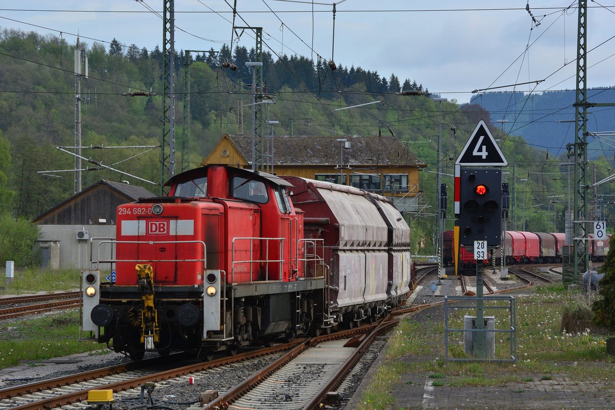 294 682-0 rangierte am 27.4.19 fleißig im Bahnhof Finnentrop. Im Hintergrund ist das ehemalige Reiterstellwerk Ff zu sehen. Seit 2002 ist der Bahnhof Finnentrop mit ESTW ausgestattet und ab 2007 wurden die Bahnsteige barrierefrei ausgebaut, angehoben und extrem gekürzt.

Finnentrop 27.04.2019