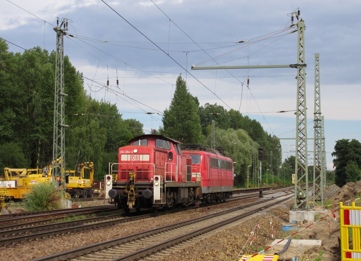 294 684-6 zieht die 151 099-9 am 01.August 2016 durch Leipzig-Thekla in Richtung Leipzig-Mockau.