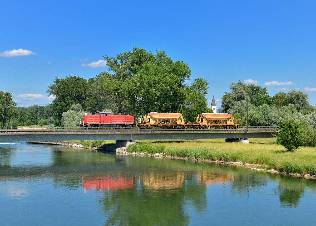 294 688 mit zwei Schotterwagen am 13.06.2015 bei Plattling. 