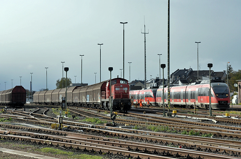 294 692-2 mit Güterwagen und BR 644 auf dem Bahnhofsgelände Euskirchen - 07.11.2013