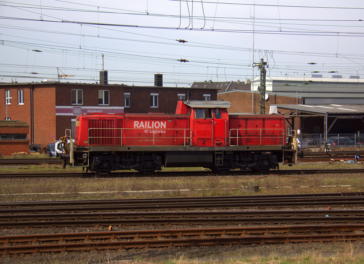294 696-0 DB-Railion rangiert in Neuss-Gbf. Aufgenommen vom Bahnsteig 7 in Neuss-Hbf. Bei schönem Frühlingswetter am Mittag vom 7.4.2018. 