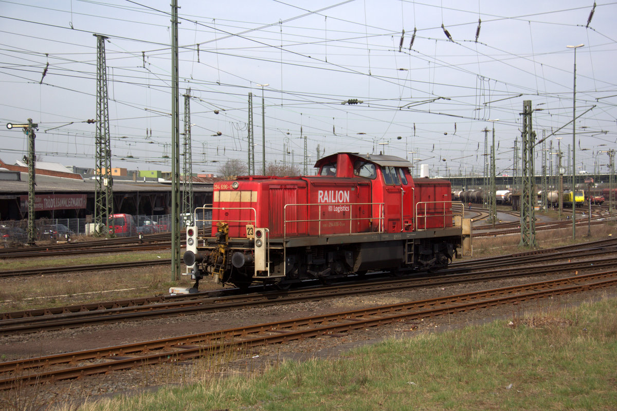 294 696-0 DB-Railion rangiert in Neuss-Gbf. Aufgenommen vom Bahnsteig 7 in Neuss-Hbf. Bei schönem Frühlingswetter am Mittag vom 7.4.2018. 