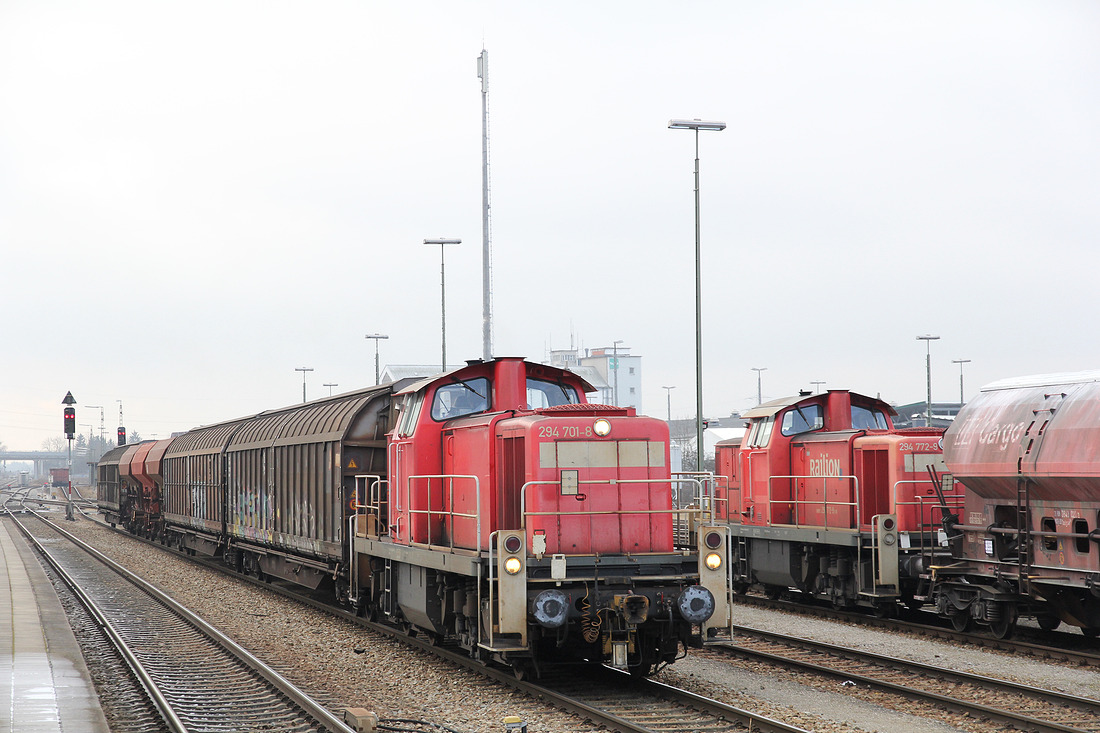 294 701 und 294 772 am 2. Januar 2017 im Bahnhof Buchloe.