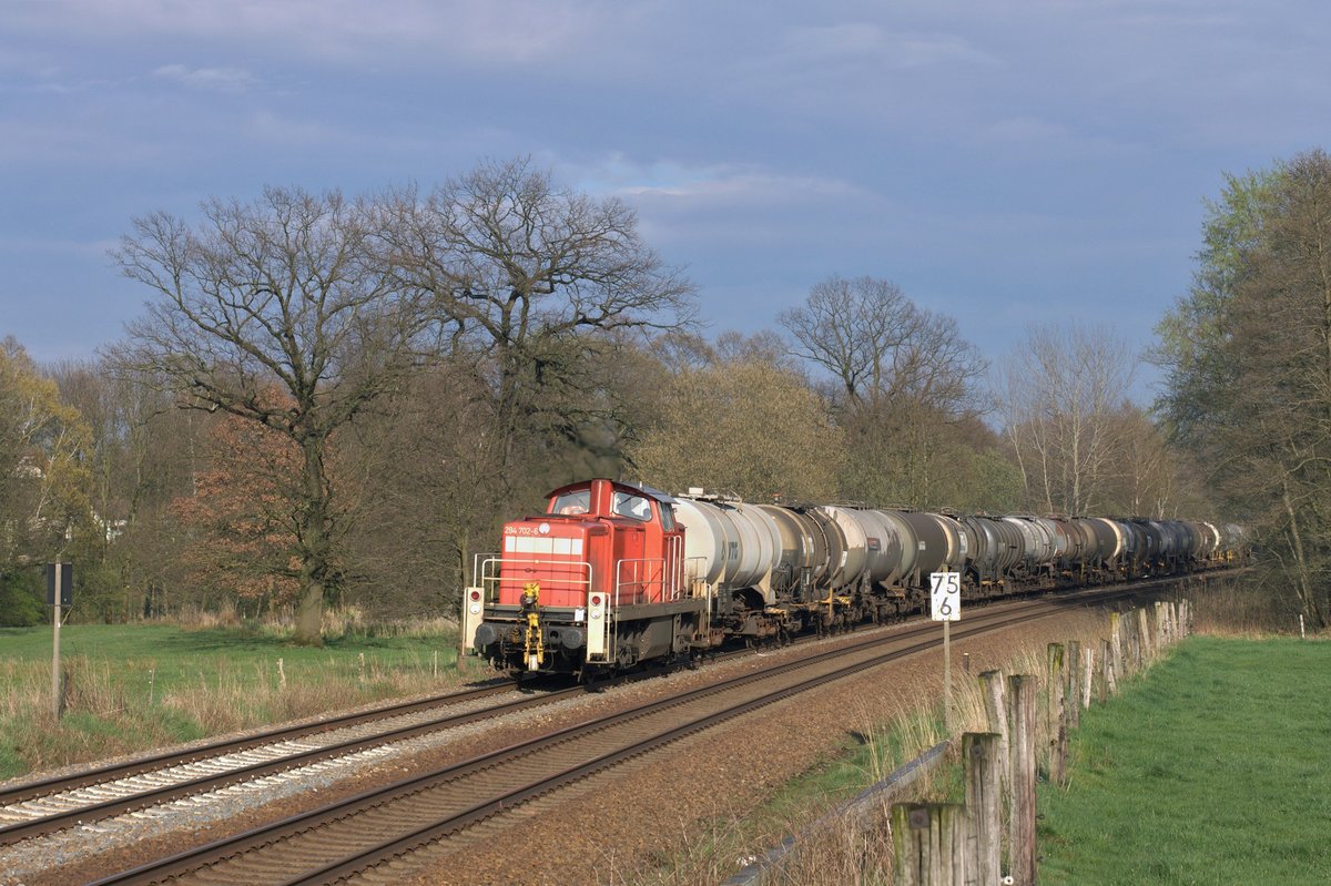 294 702-6 ist am Nachmittag des 15.04.2016 mit einem Kesselwagenzug nahe Seeligstadt Richtung Dresden unterwegs. Passend öffnete sich ein Sonnenloch in der Wolkendecke.