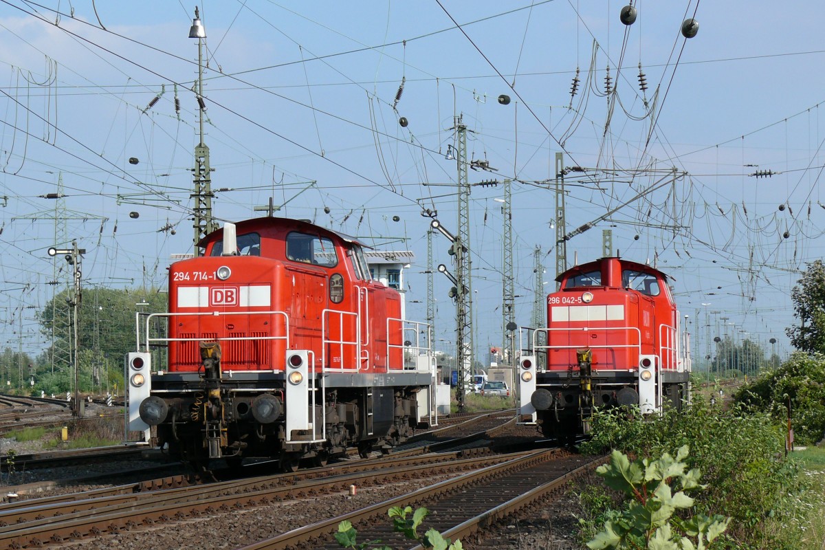 294 714-1 und 296 042-5 manövrierten am 17/08/2009 in Köln-Gremberg.