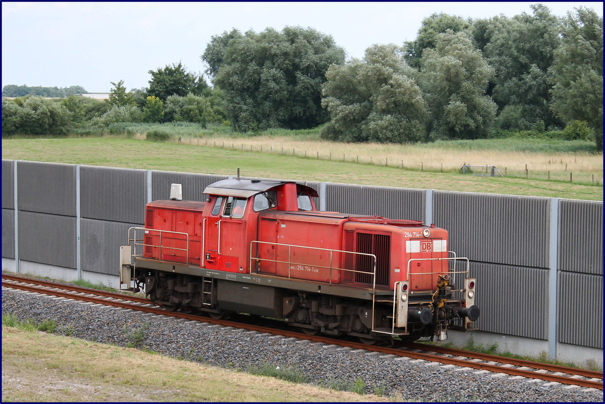 294 714-1 der DB bei Ihrer fahrt auf dem Wilhelmshavener Industriegleis ins Binnenland. 29/07/2016