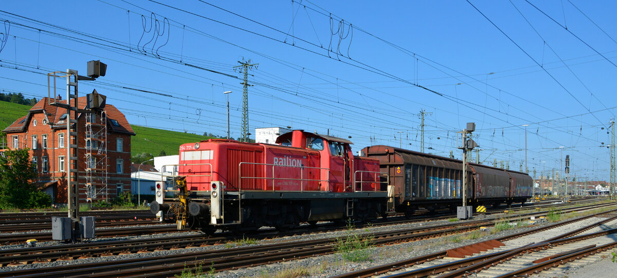 294 717-4 der DB-Cargo kommt mit einer Übergabe durch Würzburg. 21.07.2021