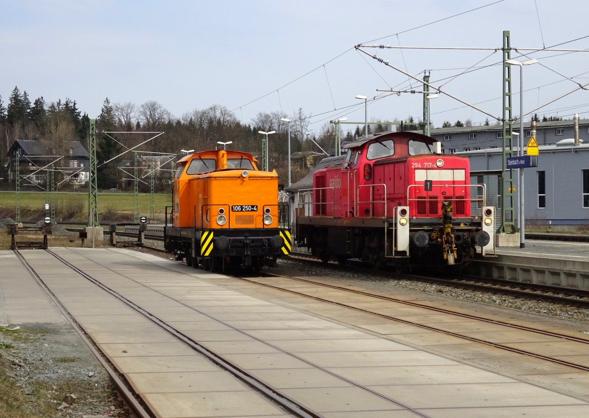 294 717-4 rangiert am 11. April 2015 im Bahnhof Steinbach am Wald an der abgestellten 106 250-4 vorbei.
