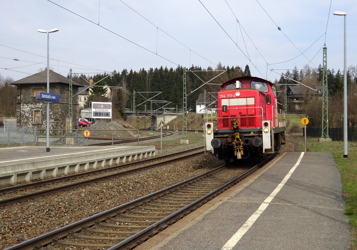 294 717-4 rangiert am 11. April 2015 im Bahnhof Steinbach am Wald.