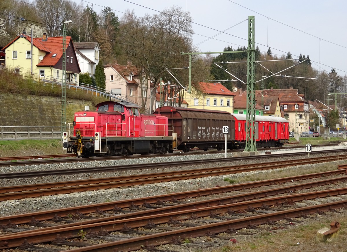 294 717-4 steht am 11. April 2015 mit einem Hilfszug von Steinbach am Wald nach Nürnberg im Bahnhof Kronach.