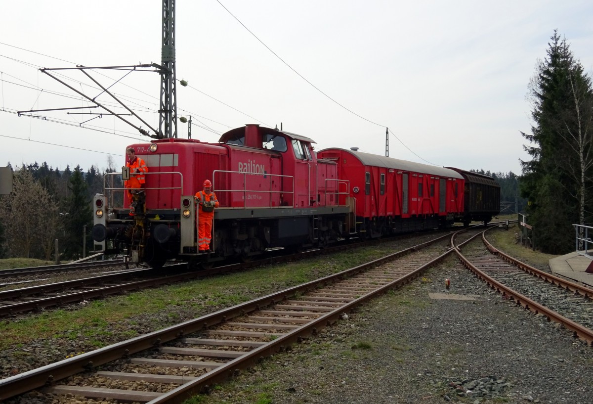 294 717-4 zieht am 11. April 2015 einen Hilfszugwagen und einen Schiebewandwagen aus dem Anschlussgleis der Firma Wiegand in den Bahnhof Steinbach am Wald.