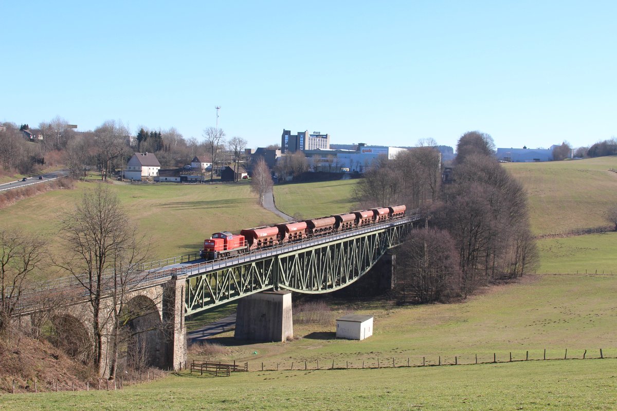 294 722 mit dem nur an Samstagen verkehrenden Schotterzug ER 54269 Krummenerl - Hagen-Vorhalle auf der Scherler Brücke bei Meinerzhagen, 16.02.2019