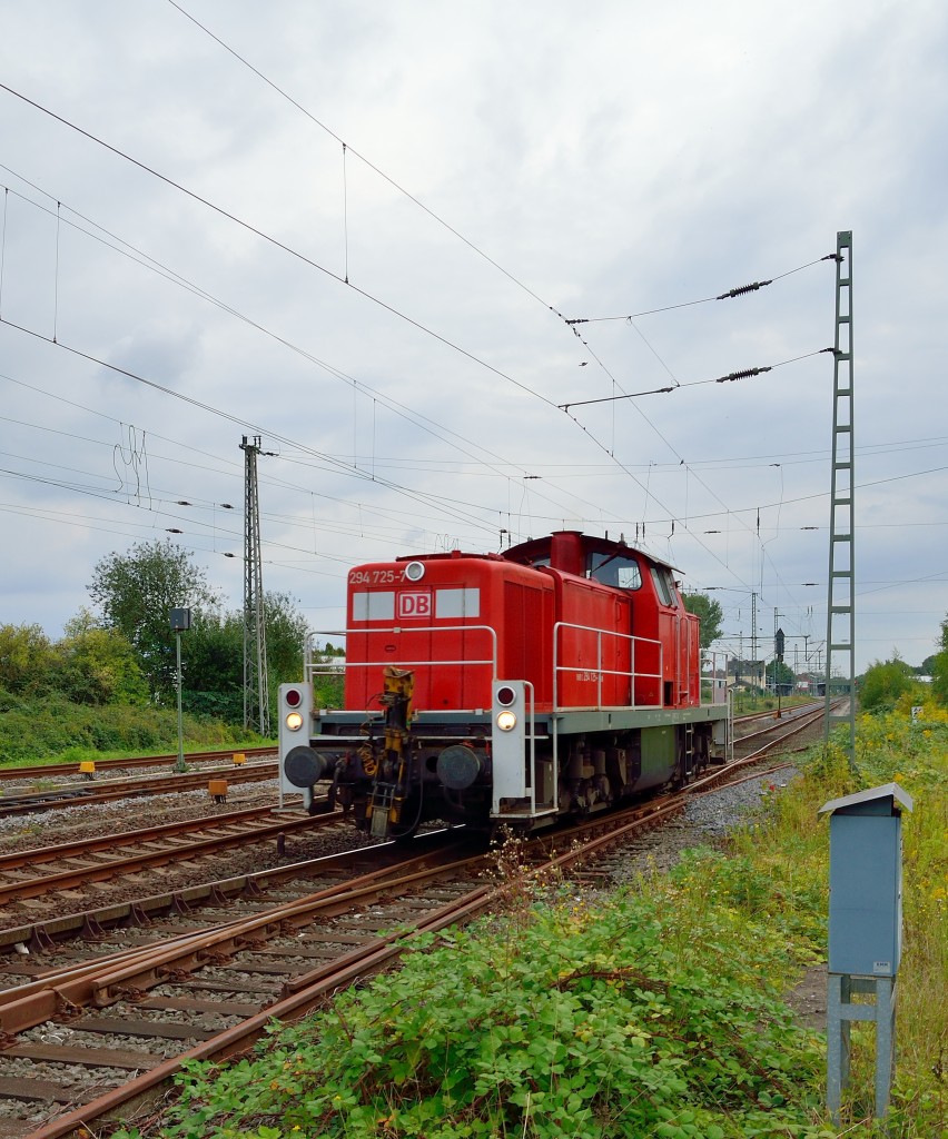 294 725-7 fhrt nach einer Wartezeit von gut einer Stunde wieder aus Gleis 5 in den Streckenabschnitt nach Neuss ein. 13.9.2013
