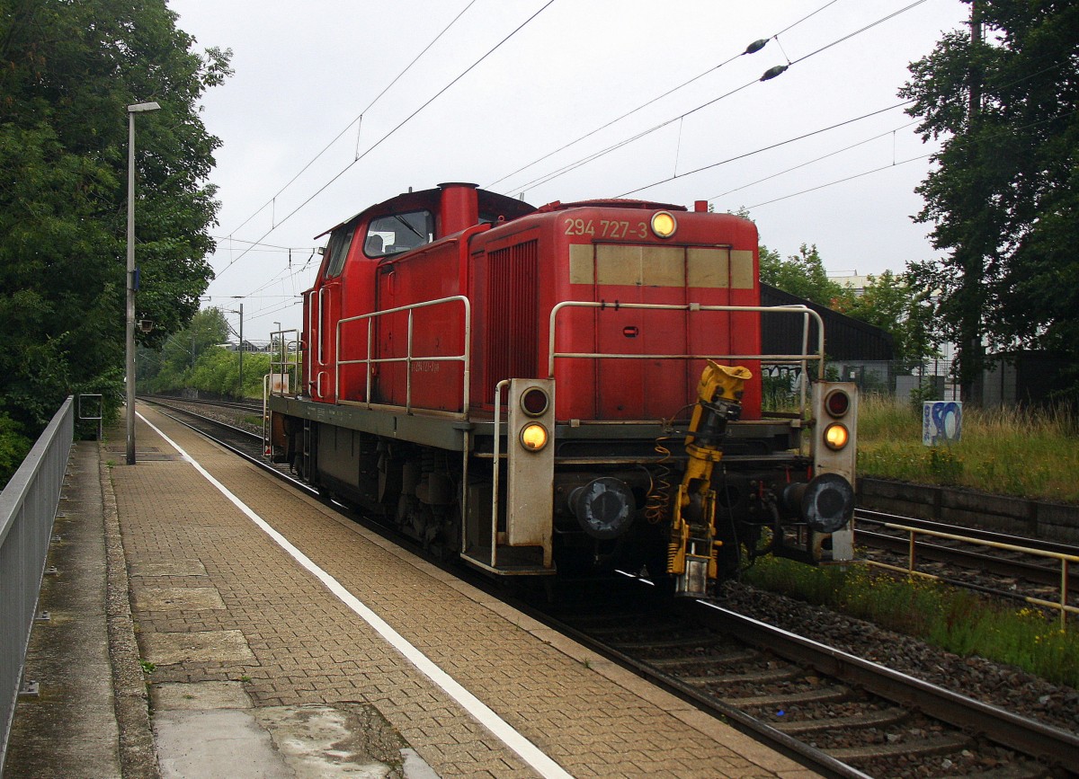 294 727-3 DB kommt als Lokzug die Kohlscheider-Rampe hoch aus Richtung Herzogenrath  und fährt in Richtung Aachen-West und fährt durch Kohlscheid in Richtung Richterich,Laurensberg,Aachen-West.
Bei Regenwetter am Nachmittag vom 13.7.2015.