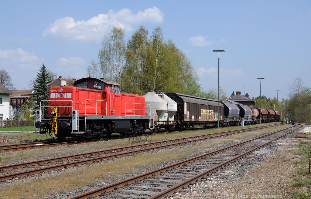 294 729 (98 80 3294 729-9 D-DB) mit EK56937 am 26.04.2013 in Hirschau (Strecke Amberg - Schnaittenbach)