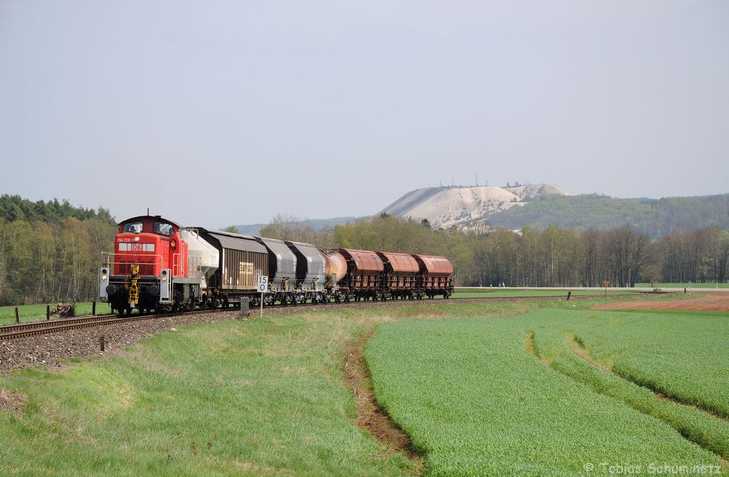 294 729 (98 80 3294 729-9 D-DB) mit EK56937 am 26.04.2013 bei Hirschau (Strecke Amberg - Schnaittenbach)