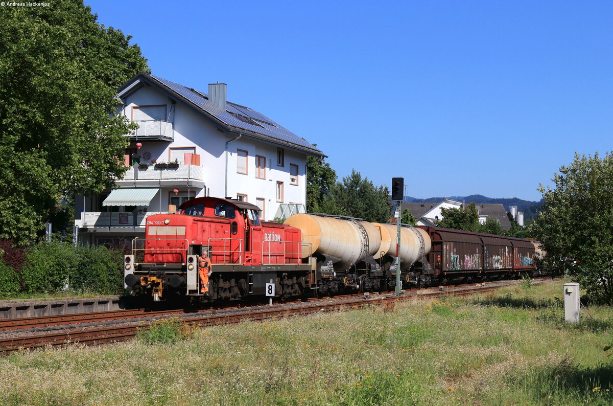 294 730-7 zieht ihre Übergabe gerade aus dem Anschluss Köhler. Oberkirch 15.7.22